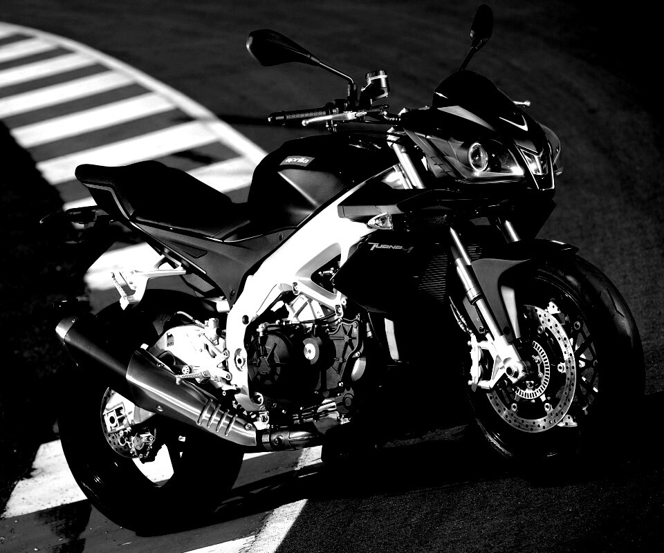 Спортивный мотоцикл Априлия на треке  обои