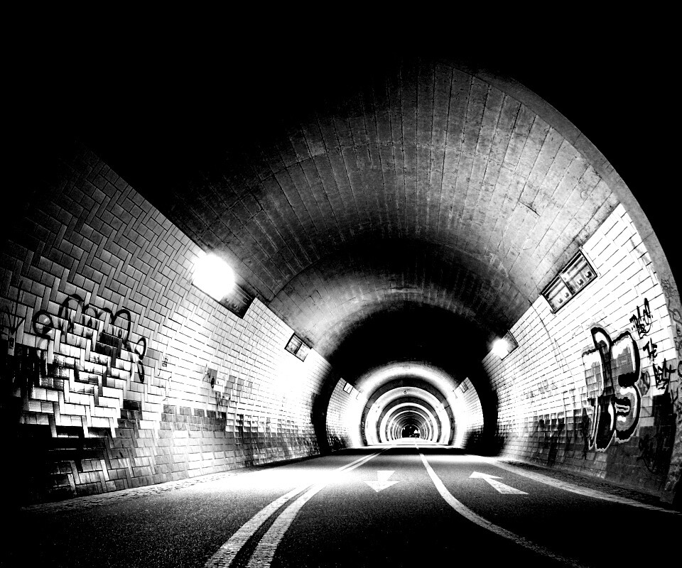 Тоннель и граффити на стенах обои