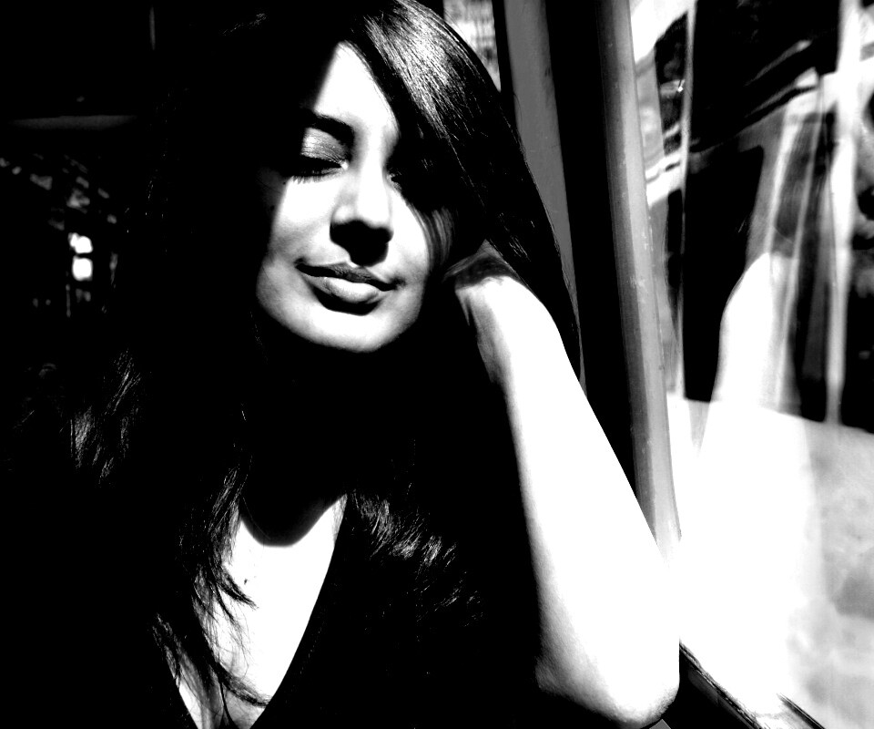 Девушка с закрытыми глазами в электричке обои