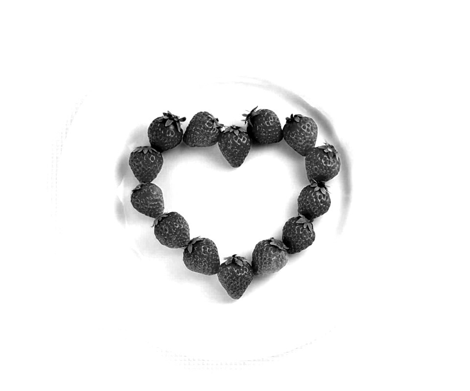 Тарелка с сердечком из клубники обои