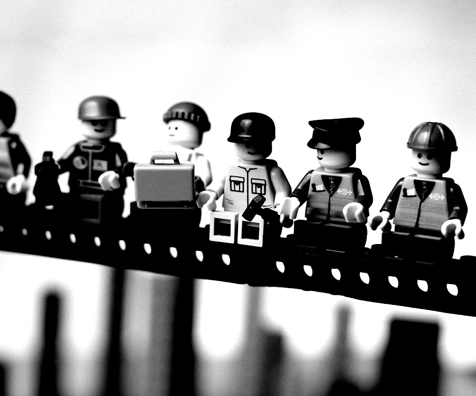 Lego строители обедают на балке обои