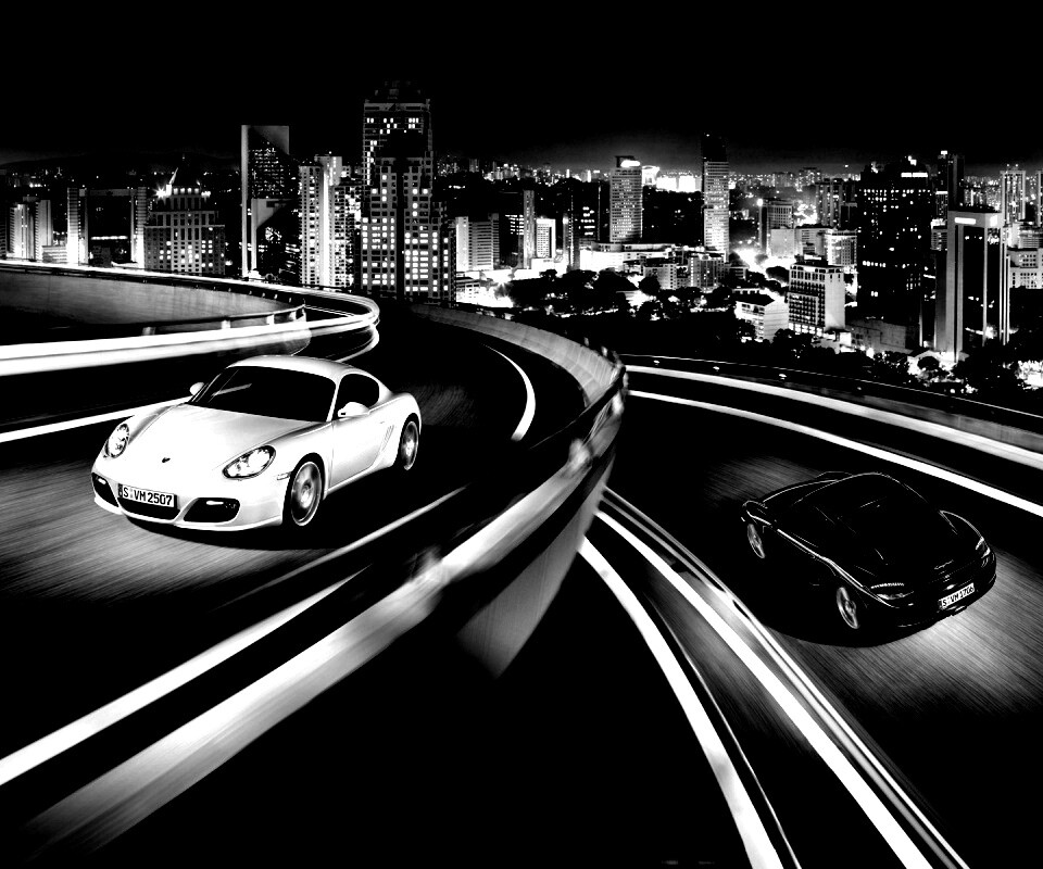 Черный и белый Porsche на автомагистрале. обои