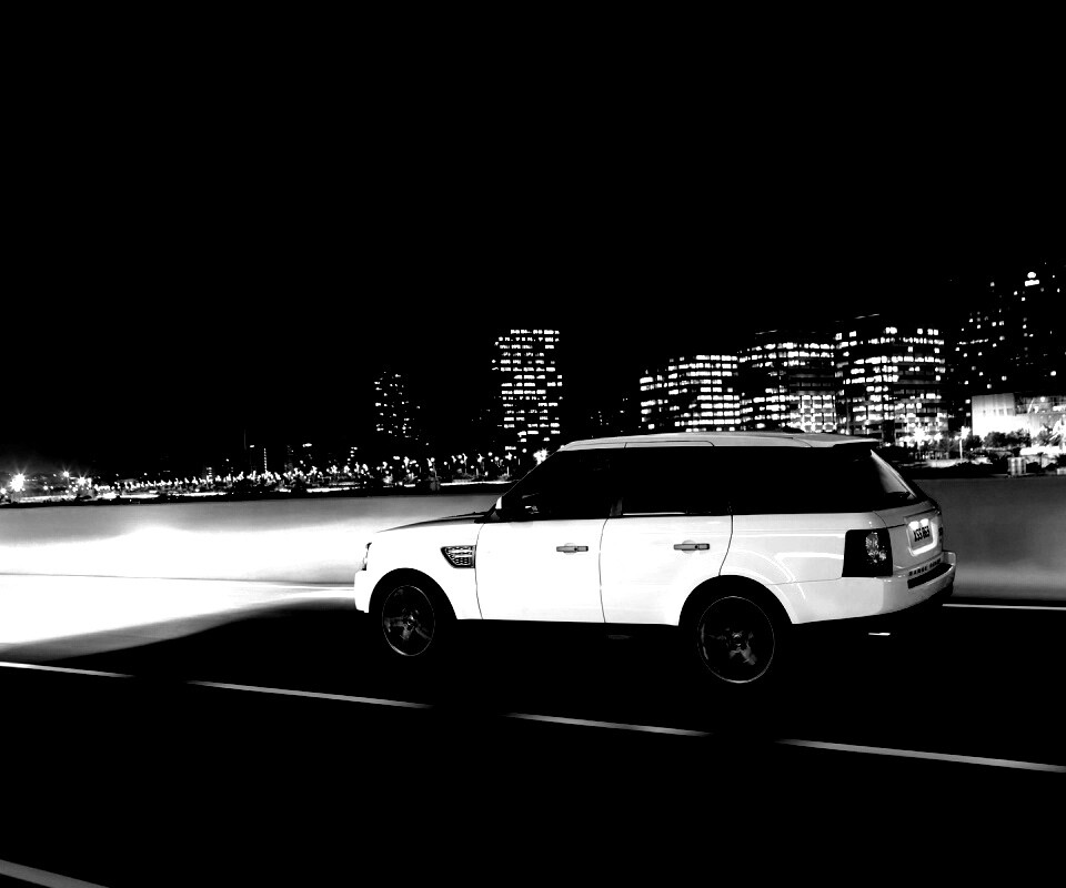 Рендж ровер на трассе обои