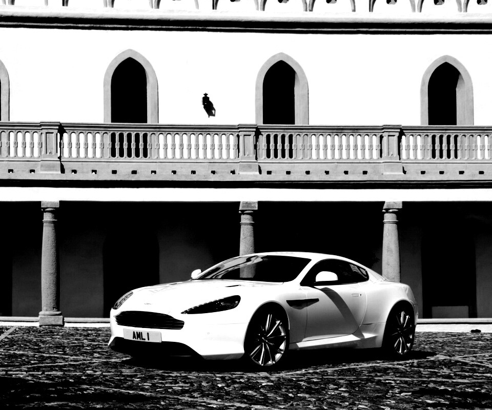 Астон Мартин в дворике дома обои