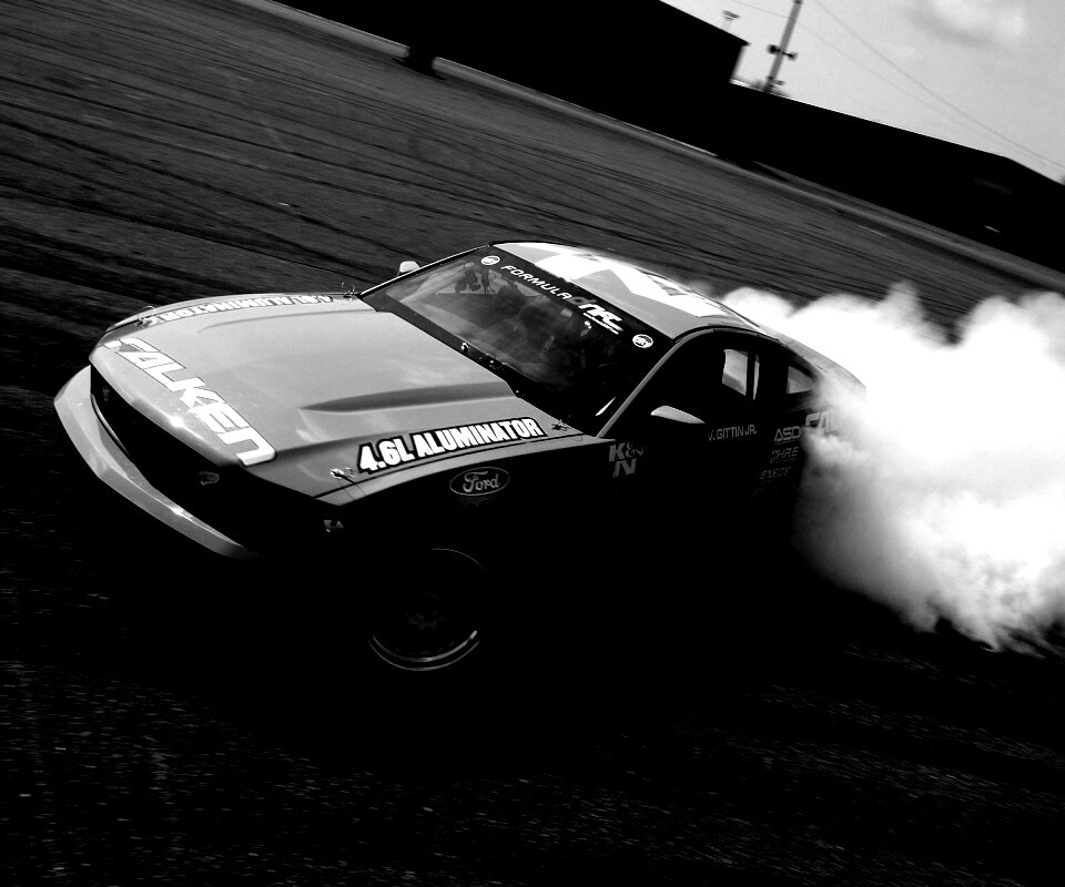 Мустанг дрифтует обои