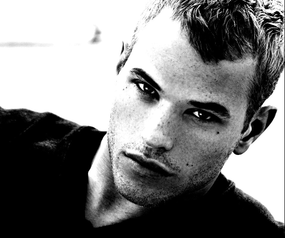 Келлан Латс обои