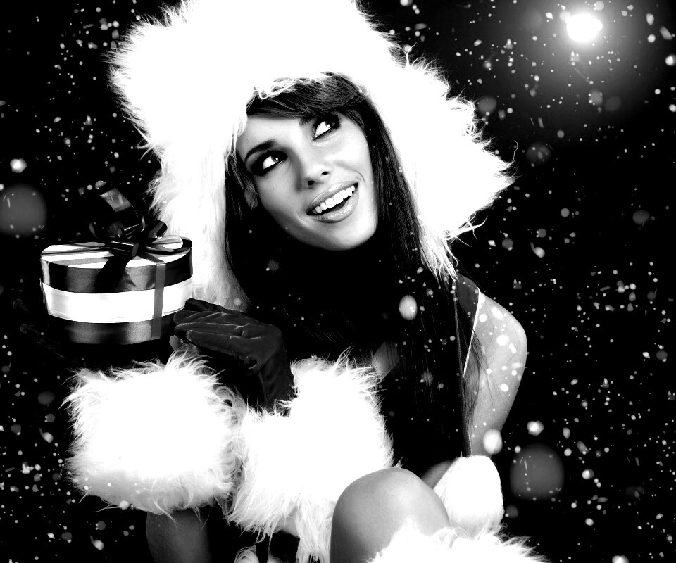 Девушка с новогодним подарком обои