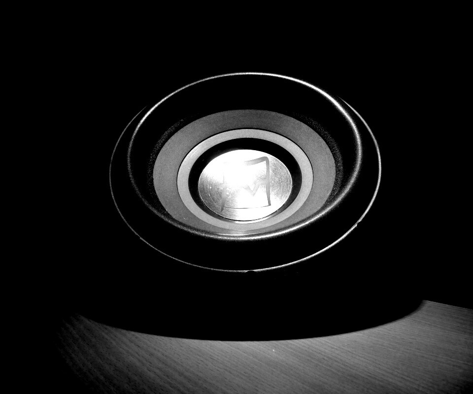 Сабвуфер в углу обои