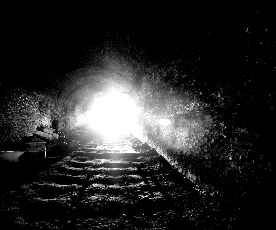 Захламленный тоннель обои