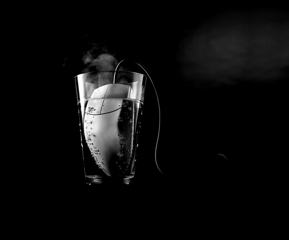 Дымящаяся мышка в стакане воды обои