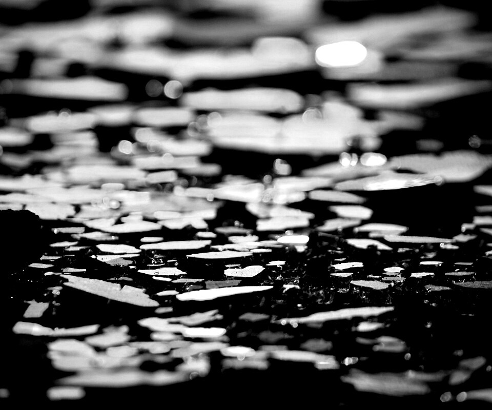 Битое стекло в лучах солнца обои