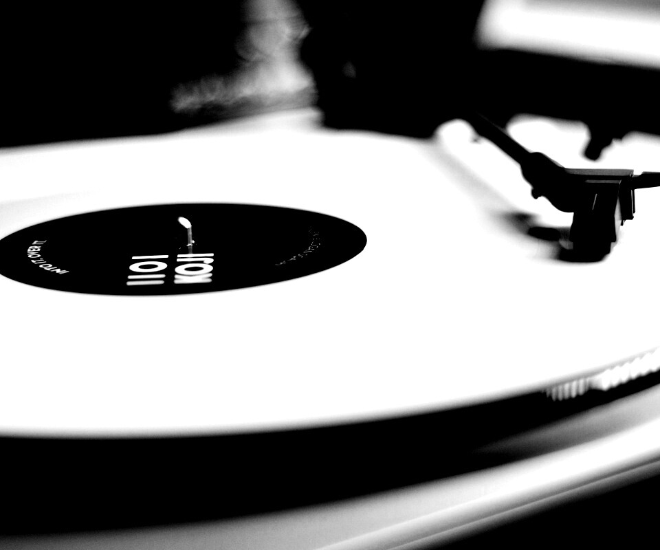 Пластинка на пульте диджея обои