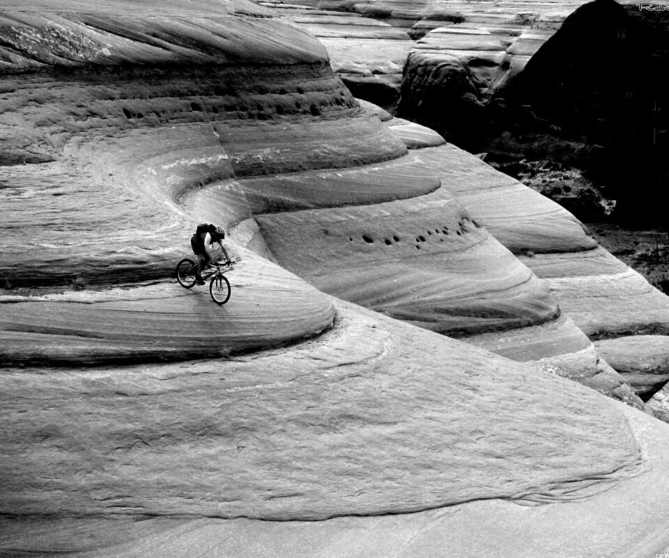 Опасный спуск на велосипеде обои