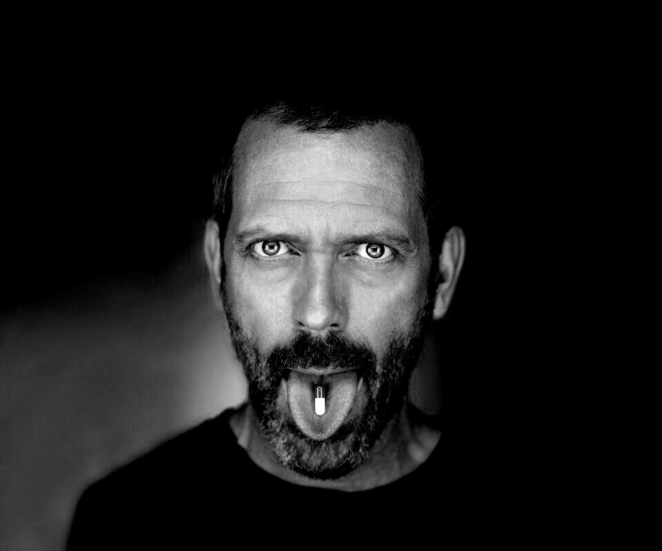 Доктор Хаус с таблеткой на языке обои