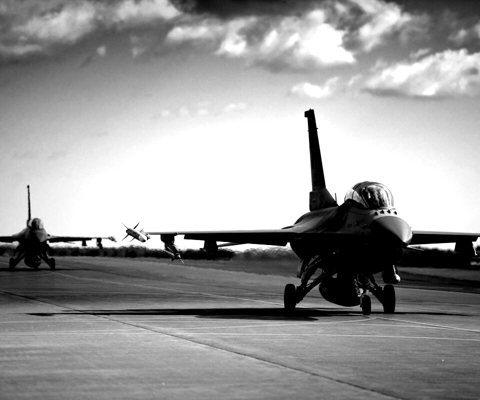 Истребители f16 Falcon на взлетной полосе обои