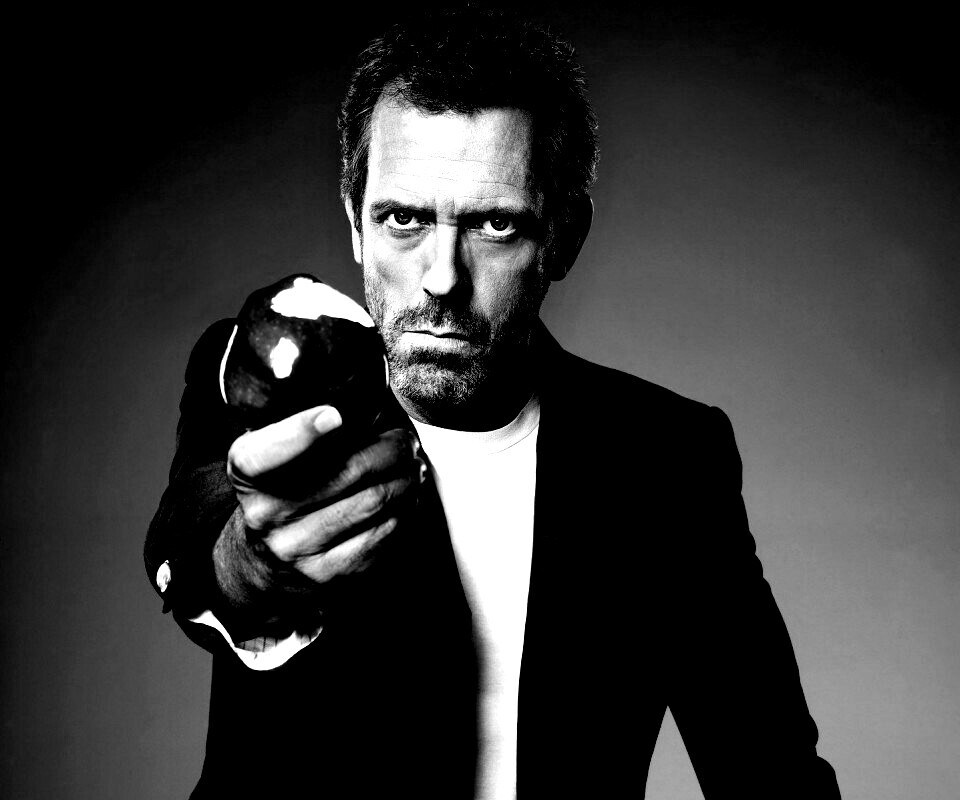 Доктор Хаус с яблоком в руке обои