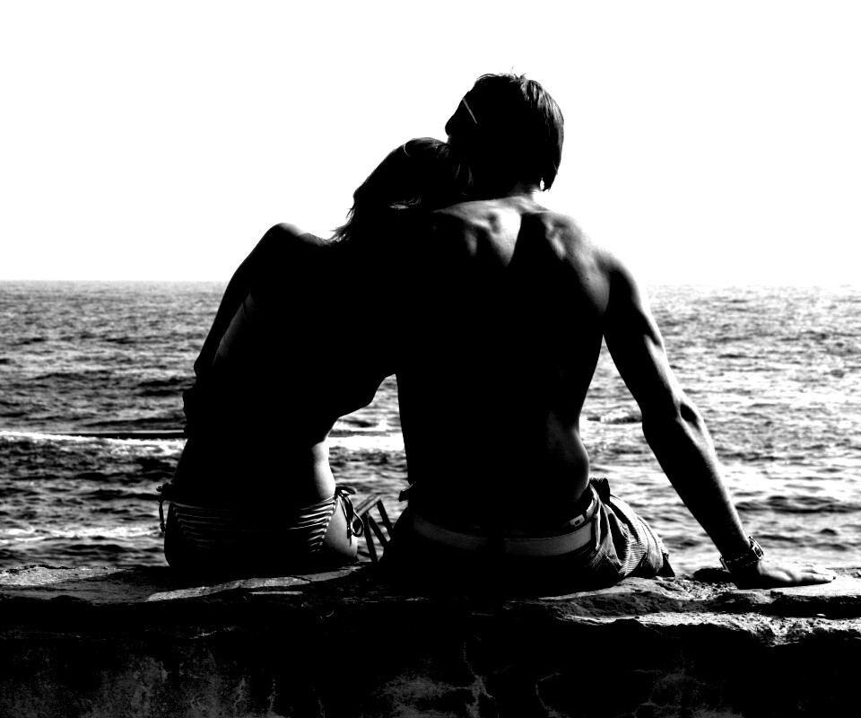 Девушка и парень у моря обои