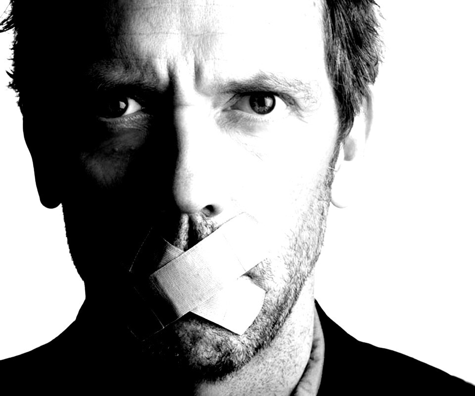 Хаус с пластырем на рту обои