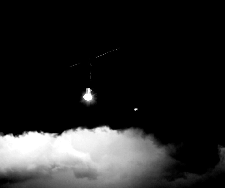 Лампочка на фоне туч обои