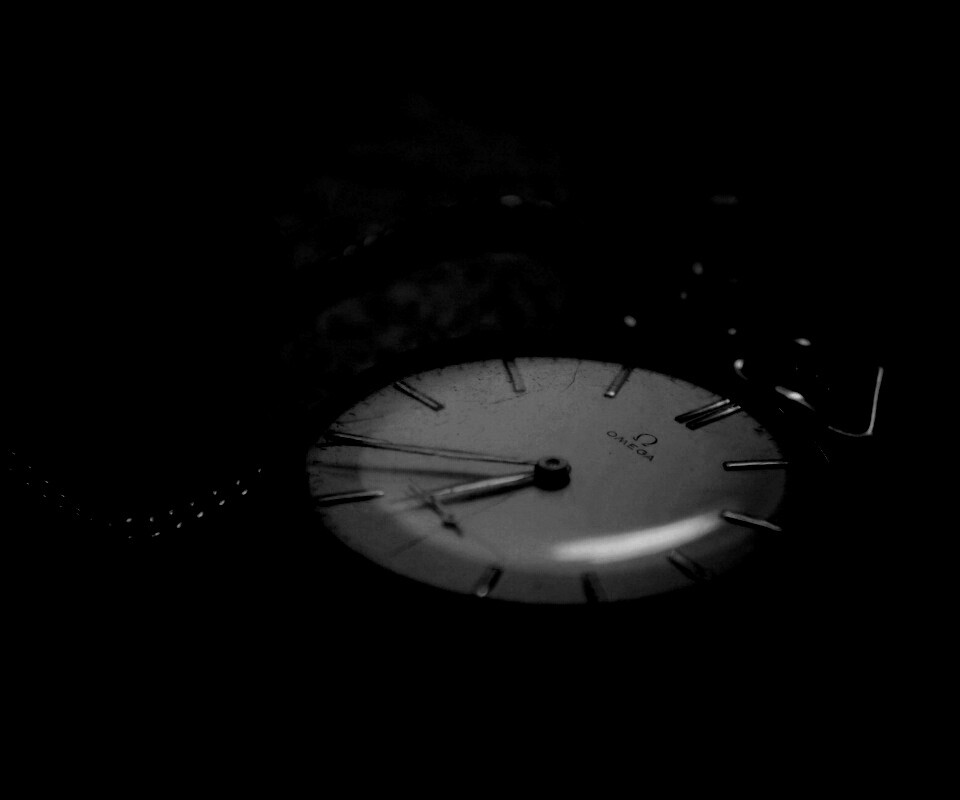 Часы на цепочке обои