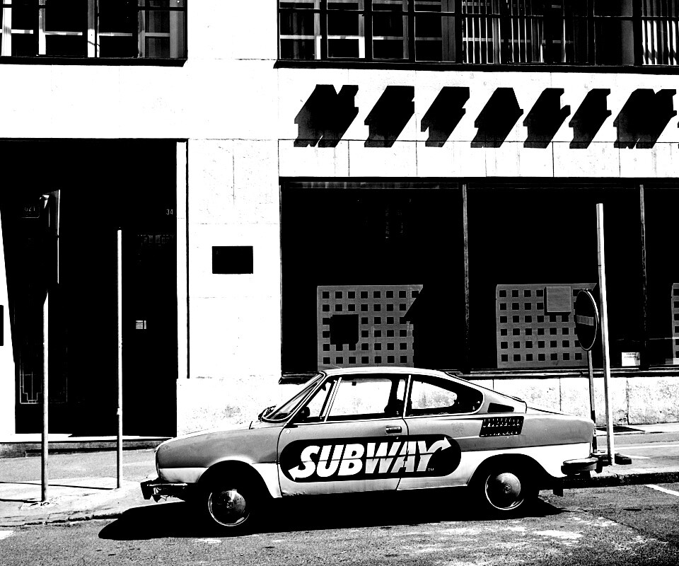 Реклама Subway на машине в Праге обои