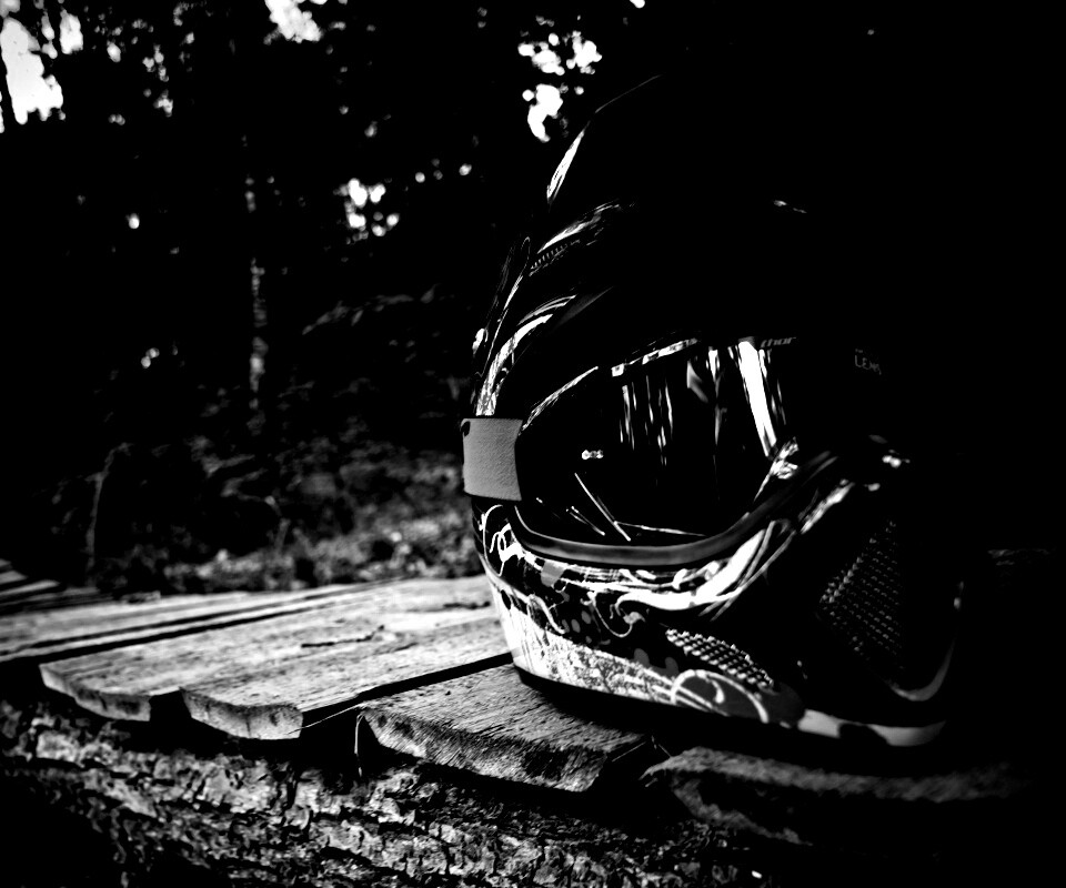 Шлем на лесной велотрассе обои