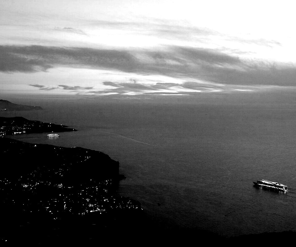 Городок у моря обои