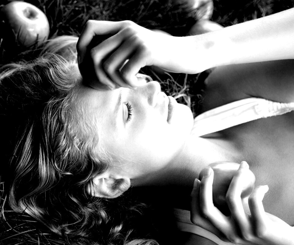 Девушка с яблоками обои