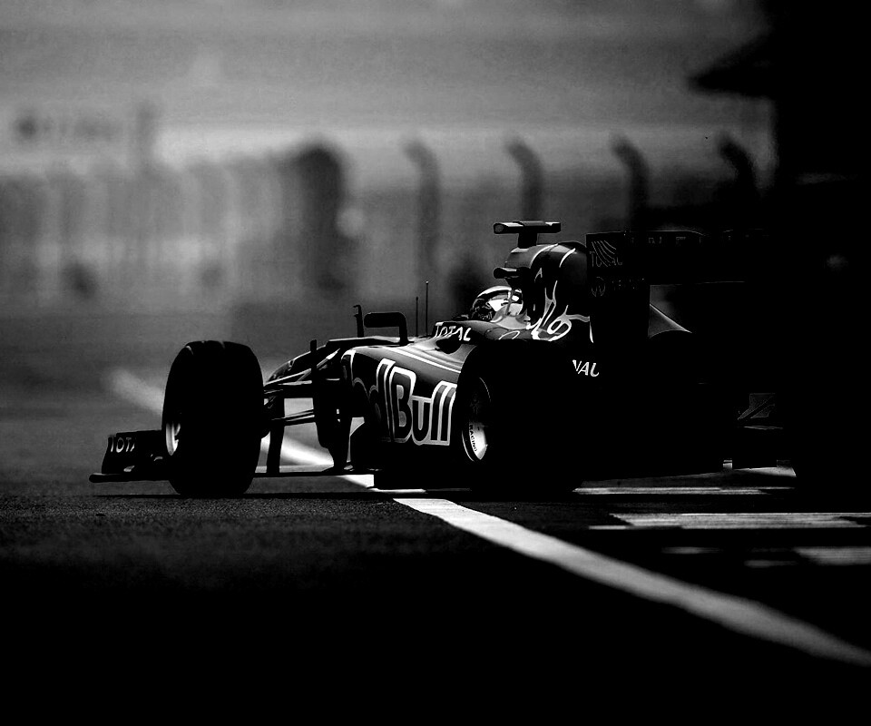 Болид выезжает на трассу обои