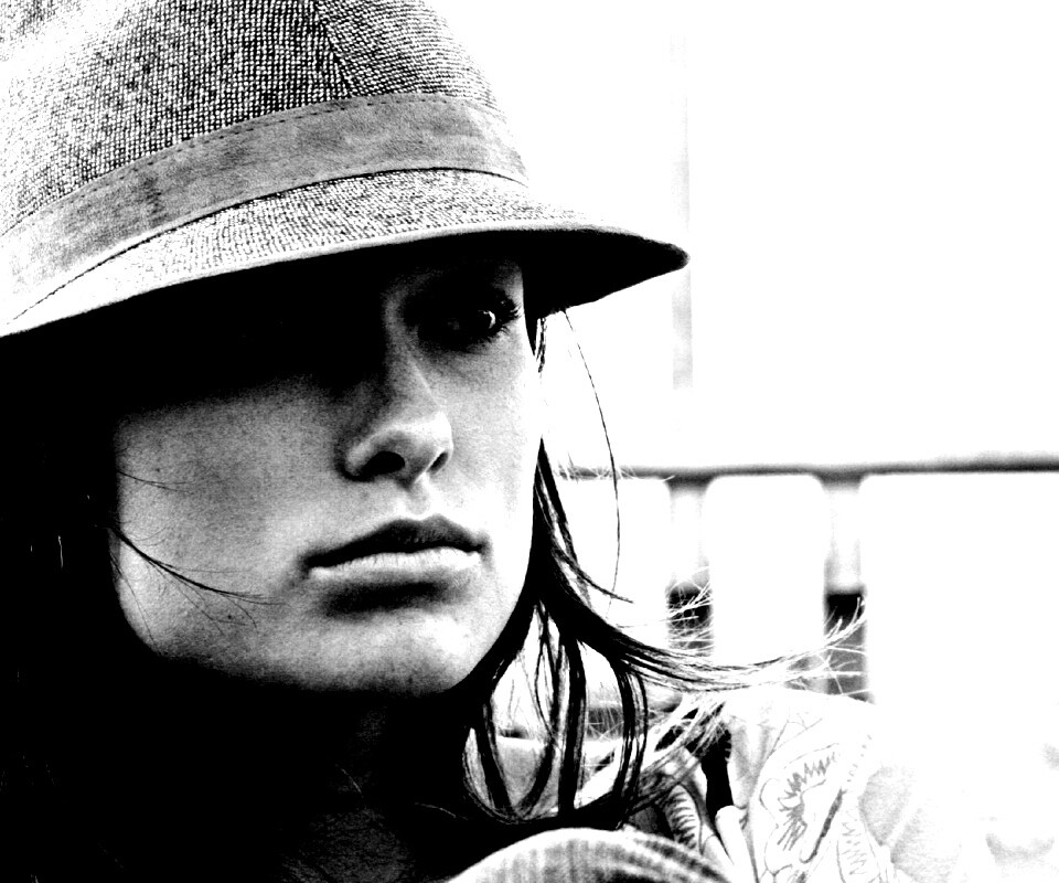 Оливия Уайлд в шикарной шляпе обои