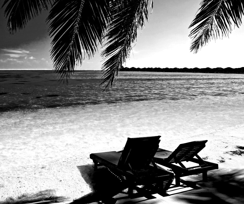 Шезлонги у самой воды обои