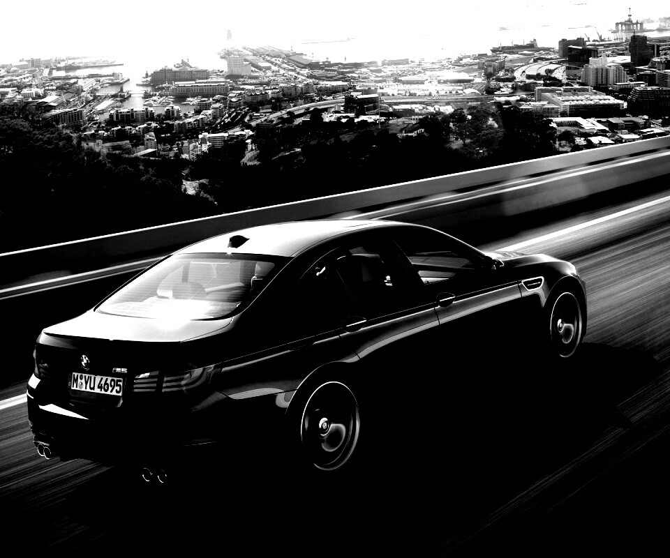 BMW F10 M5 на скоростной автостраде обои