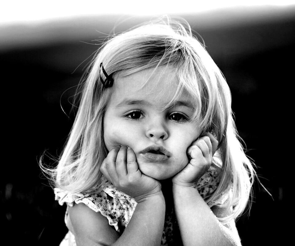 Малышка грустит обои