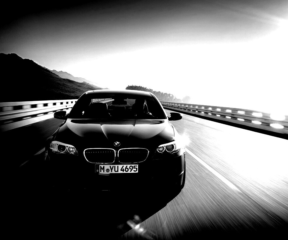 Синий БМВ на дороге обои