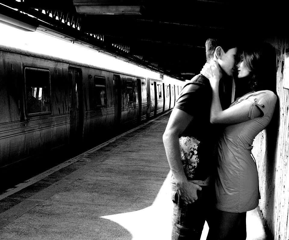 Прощание на станции метро обои