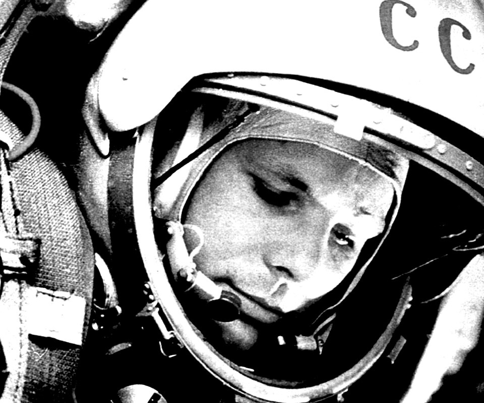 Юрий Гагарин в скафандре обои