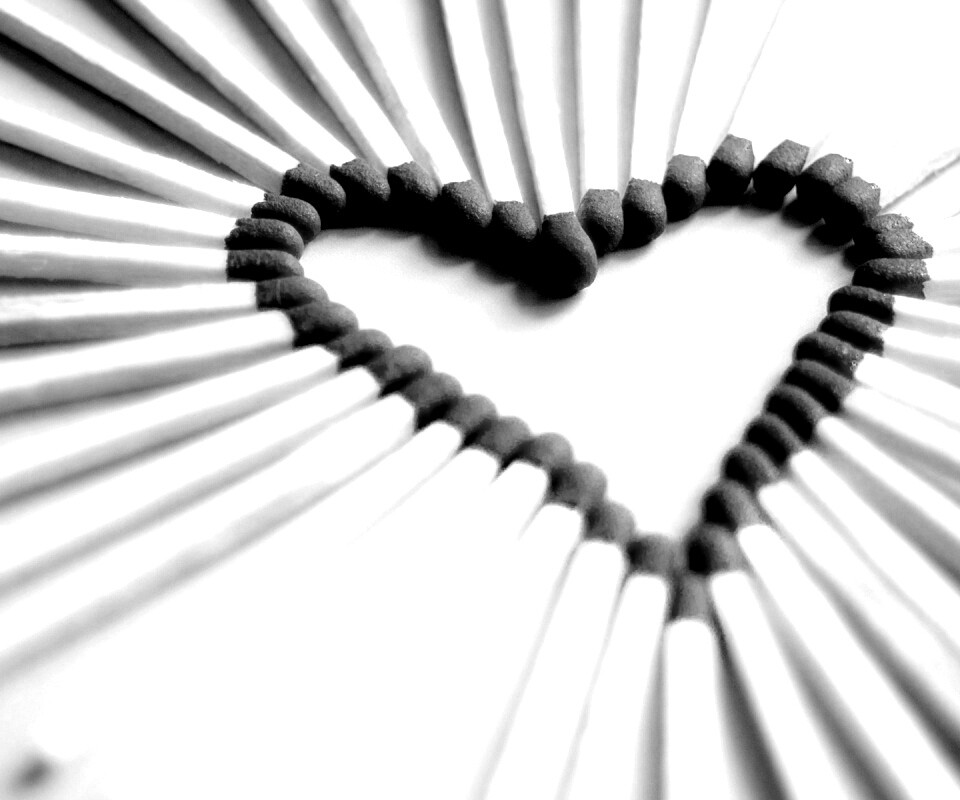 Сердечко из спичек обои