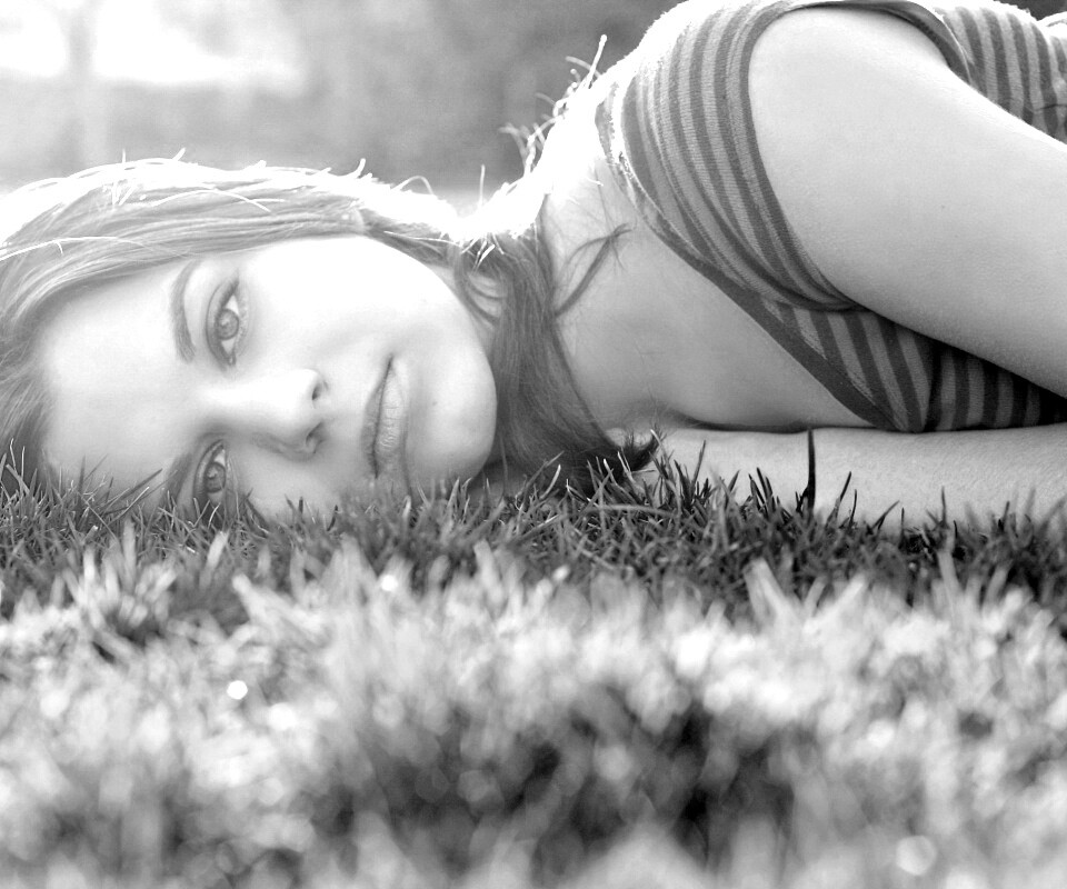 Девушка на траве обои