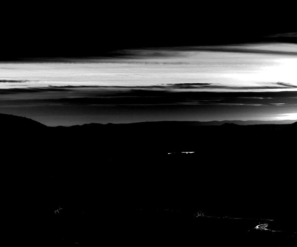 Дорога спускается с гор в долину обои