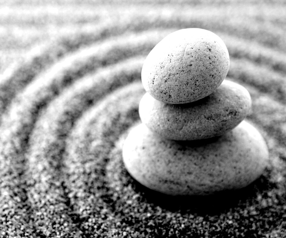 Пирамидка в саду камней обои