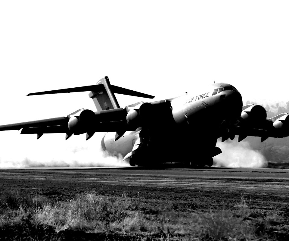 Грузовой самолёт на посадке обои