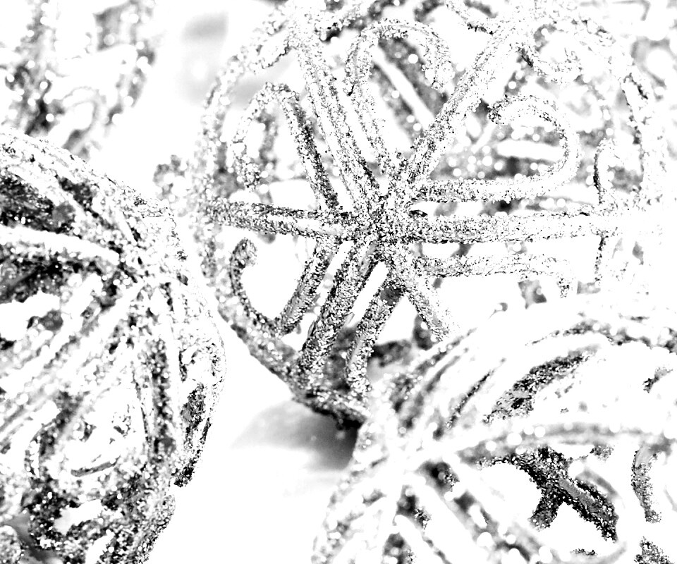 Серебрянные новогодние шары обои