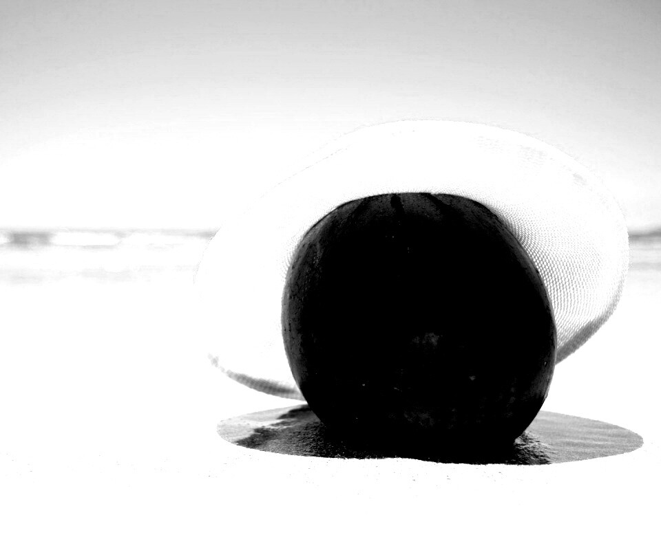 Арбуз в летней шляпке на пляже обои