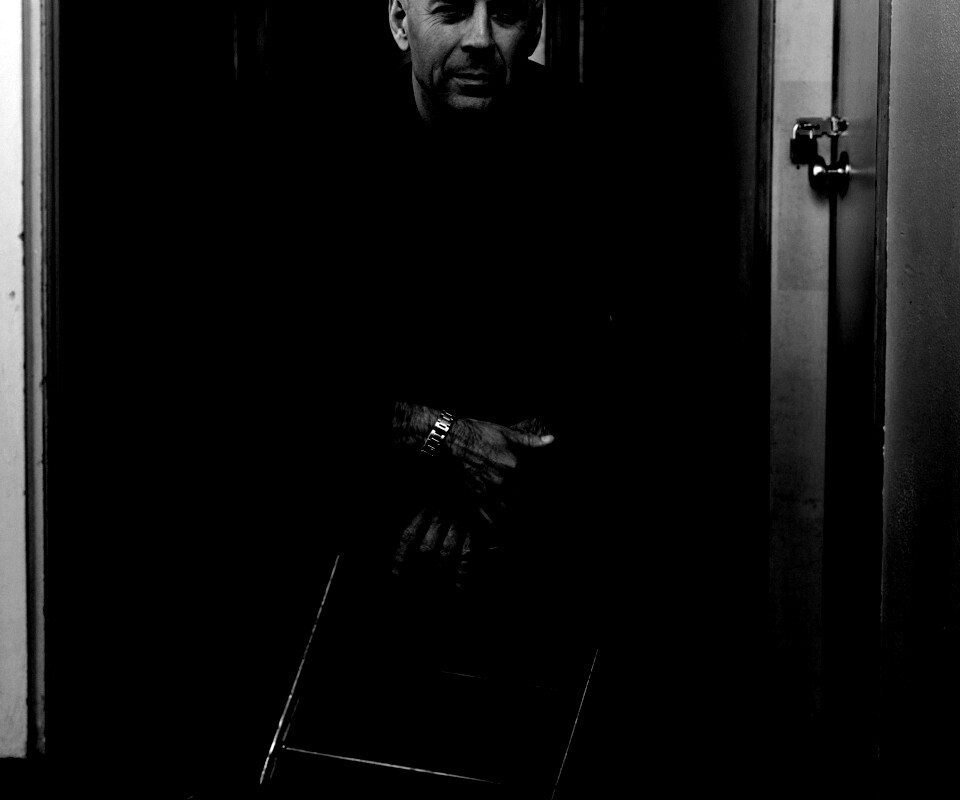 Брюс Уиллис на раскладном стуле обои