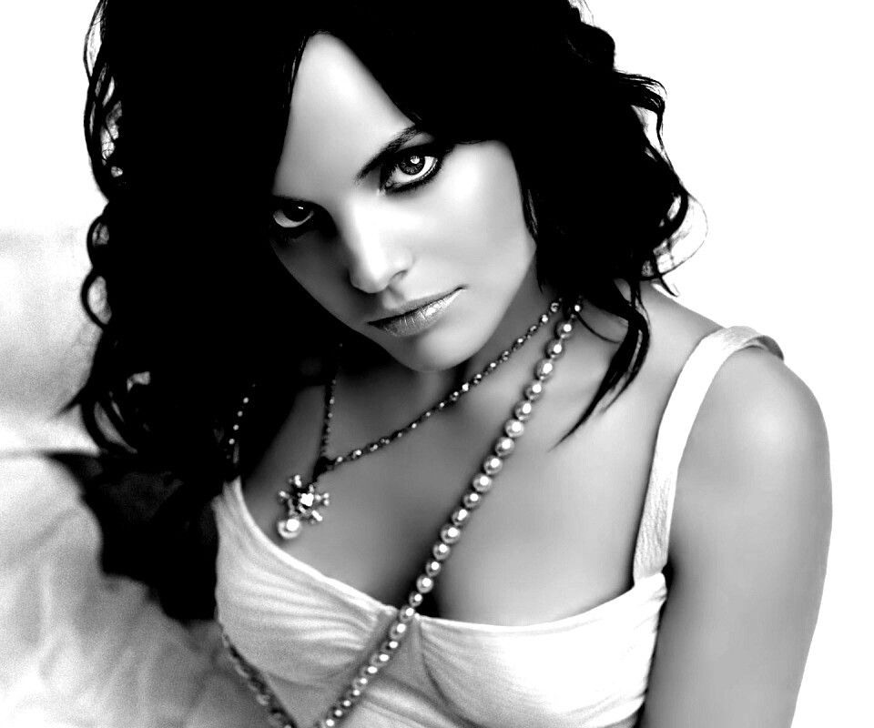 Брюнеточка с желанием в глазах обои