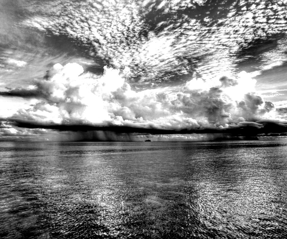 Тучи над морем обои