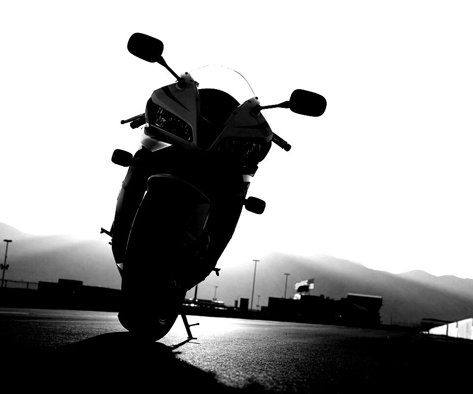 Мотоцикл на фоне заходящего солнца обои