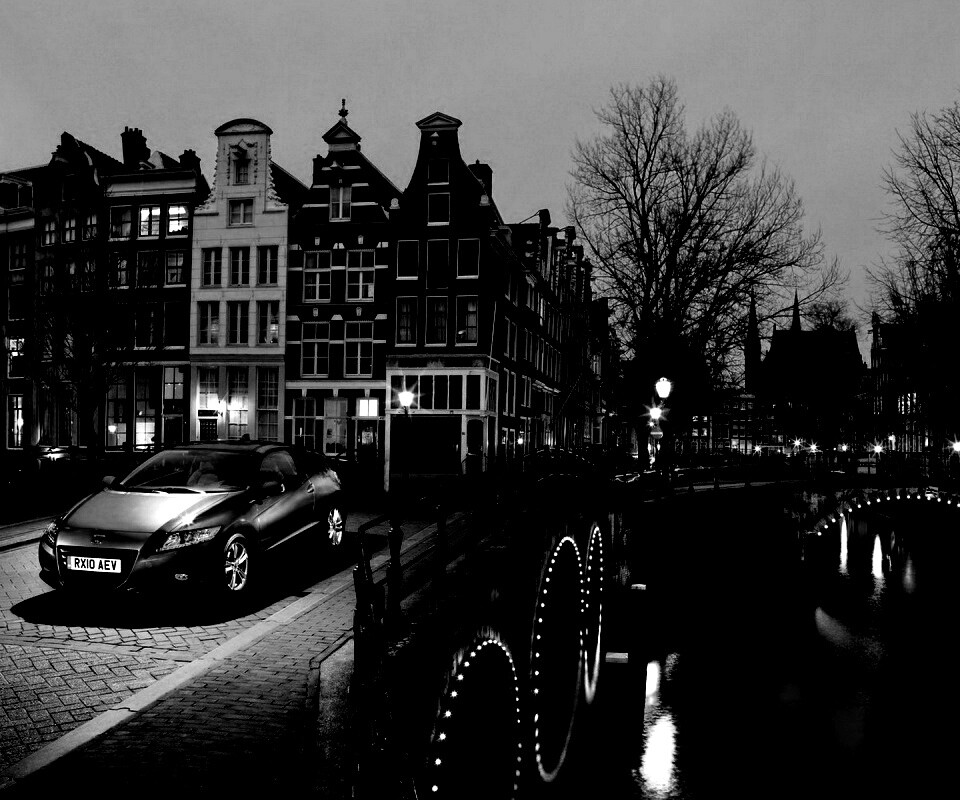 Автомобиль на мосту в свете фонаря обои