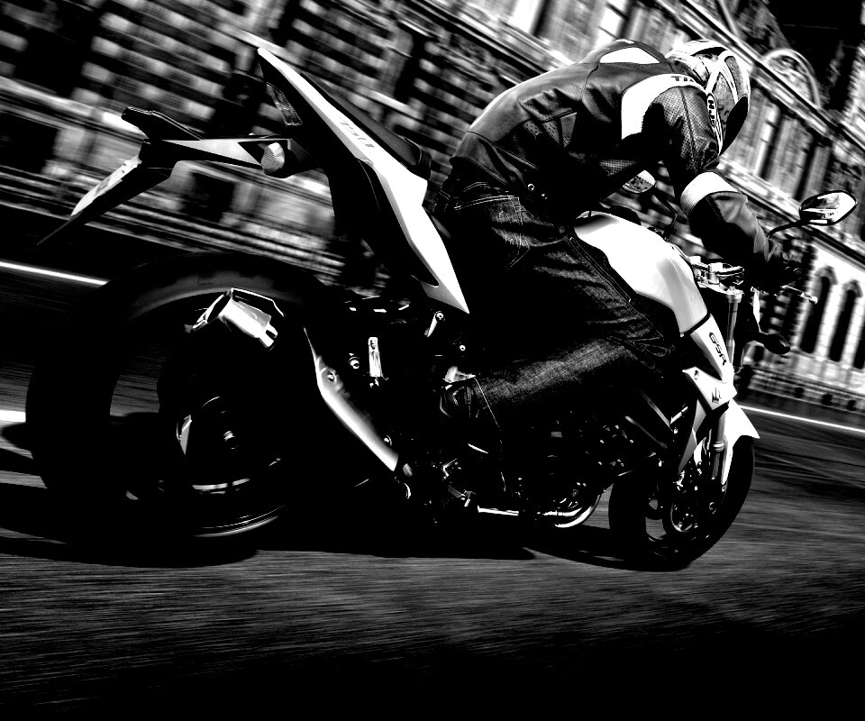 Мотоциклист мчится по городу обои