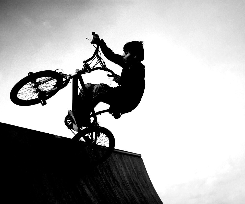 Мальчик на рампе обои